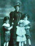 Brand Diana mit Kindern 1905 003.jpg (120517 Byte)